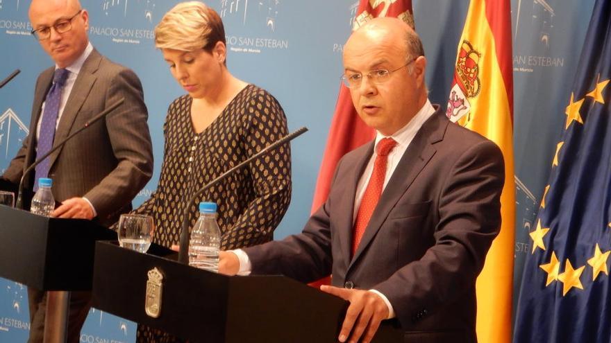 Los consejeros Juan Hernández (Empleo), Noelia Arroyo (Portavoz) y Andrés Carrillo (Economía). carm