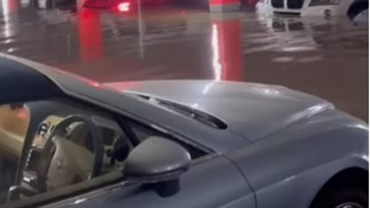 Vista del Bentley en el 'parking' inundado en el edificio Las Boas en Ibiza