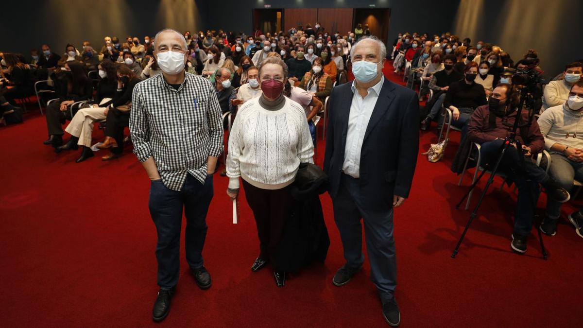 De izquierda a derecha, José Errasti, Amelia Valcárcel y Marino Pérez, ayer, en el Club, repleto de público, en la presentación del libro “Nadie nace en un cuerpo equivocado”. | Luisma Murias