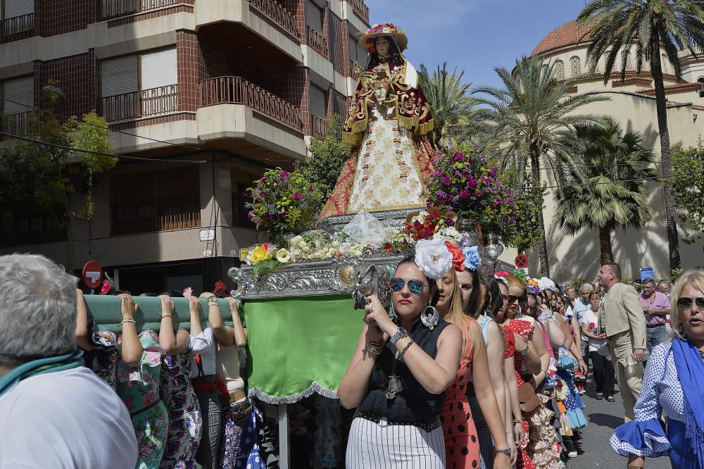 Cientos de personas acompañan a la Blanca Paloma hasta el Pantano