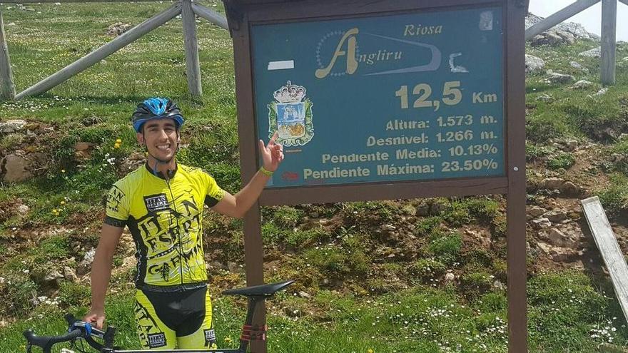 Los &quot;ánimos&quot; que una madre le da a un ciclista en Asturias se hacen virales en internet