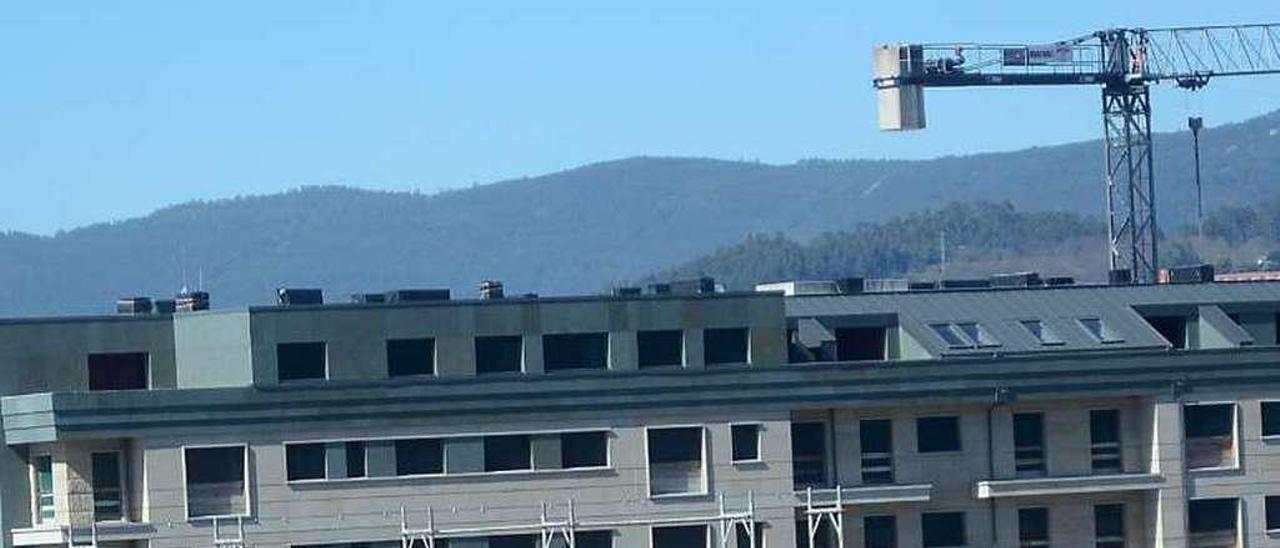 Un edificio residencial en construcción en la ciudad. // R. Vázquez