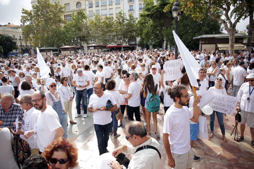 Concentración en València por el diálogo en Cataluña