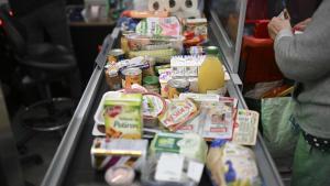 Una mujer pasa la compra por la caja en un supermercado de Septemes-les-Vallons, cerca de Marsella.