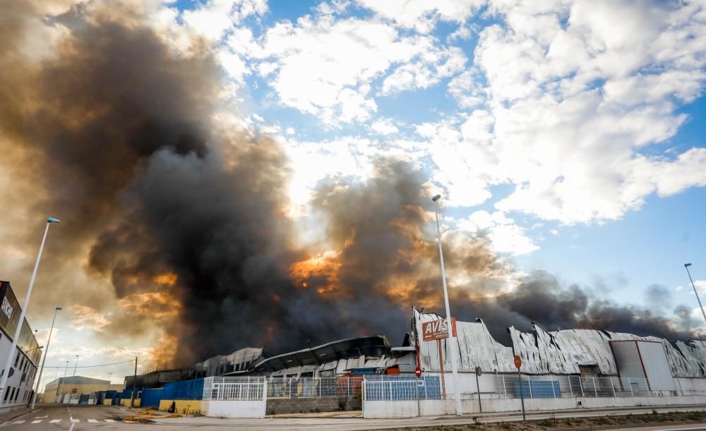 Un incendio arrasa una empresa de regalos en Manises