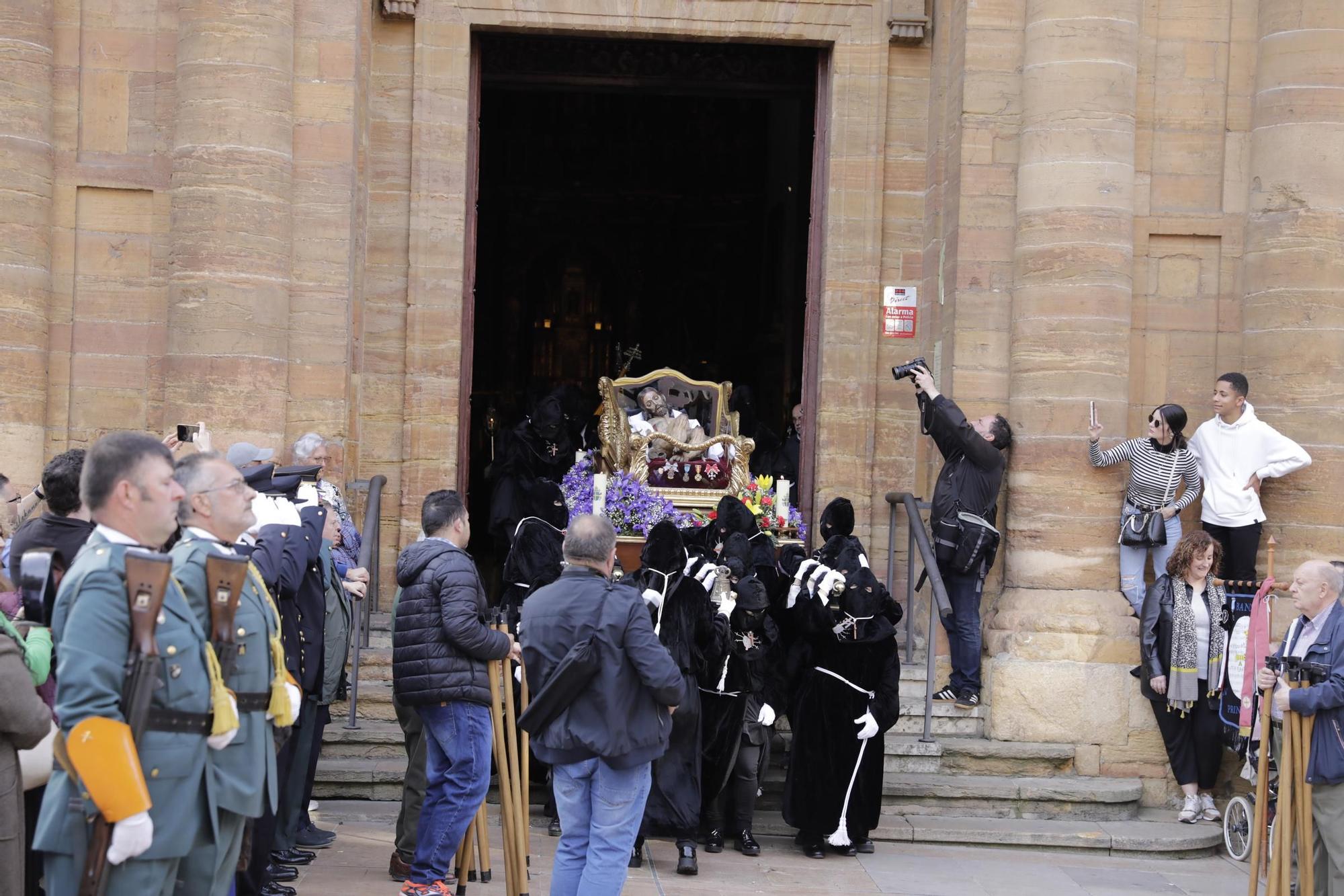 La procesión intergeneracional del Santo Entierro emociona Oviedo