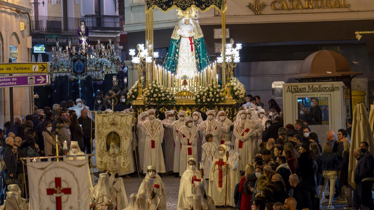 La Virgen de la Esperanza en la Procesión de Jueves Santo por Teruel.