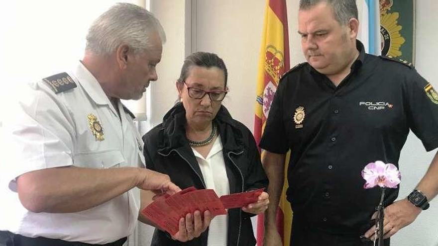 La subdelegada del Gobierno, Maica Larriba, en el centro, junto a autoridades policiales. // FdV