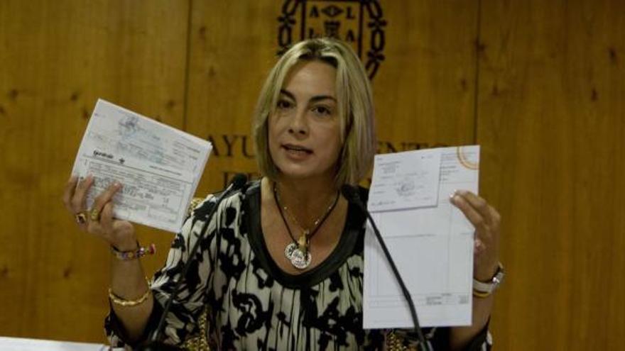 La alcaldesa muestra facturas, ayer durante su comparecencia pública, para demostrar que Ortiz no le pagó vacaciones en Andorra ni le regaló un coche.