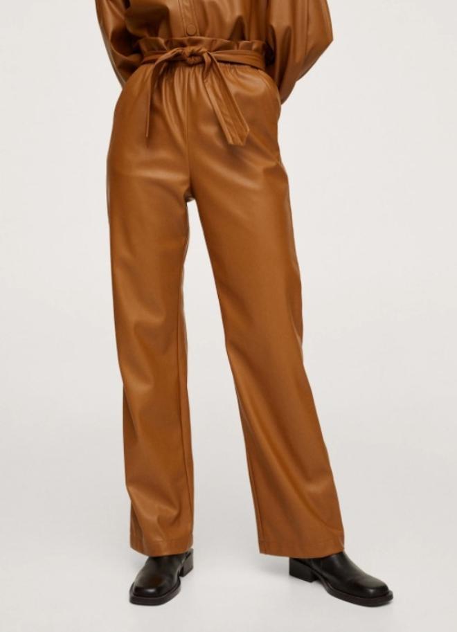 Pantalón efecto piel en camel de Mango