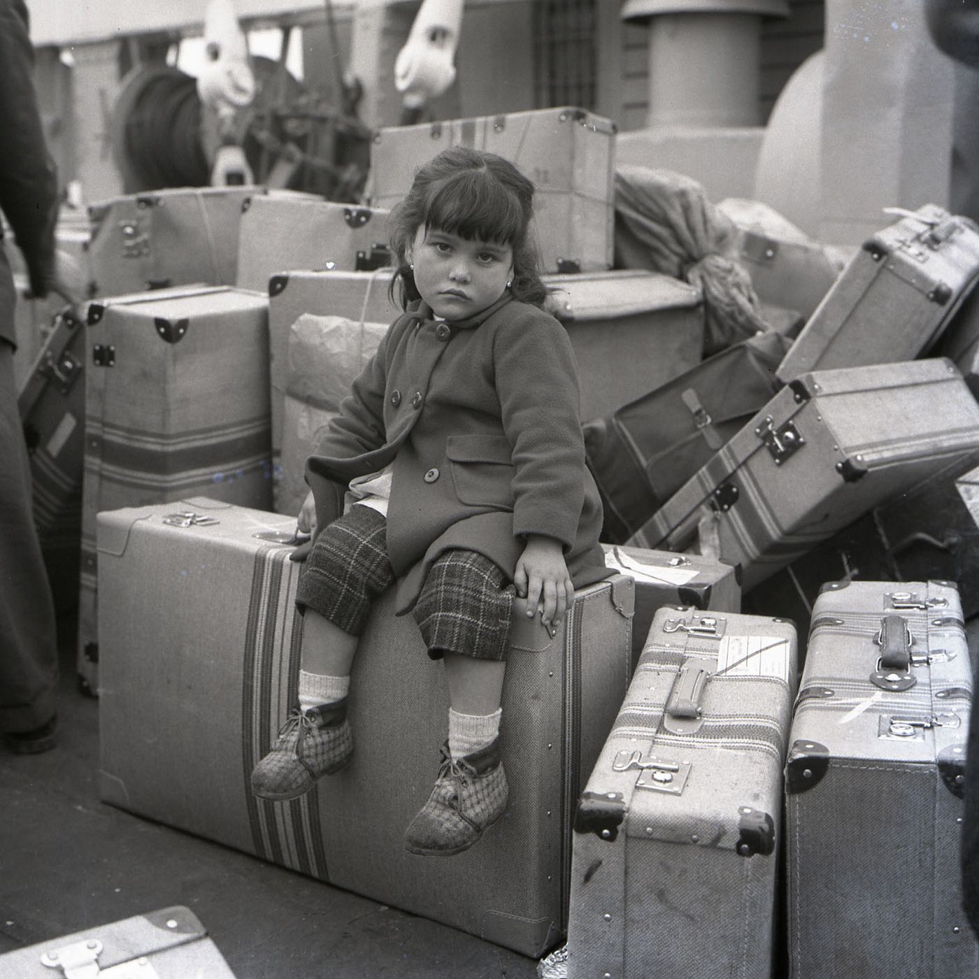 niña-entre-el-equipaje-alberto-marti.jpg