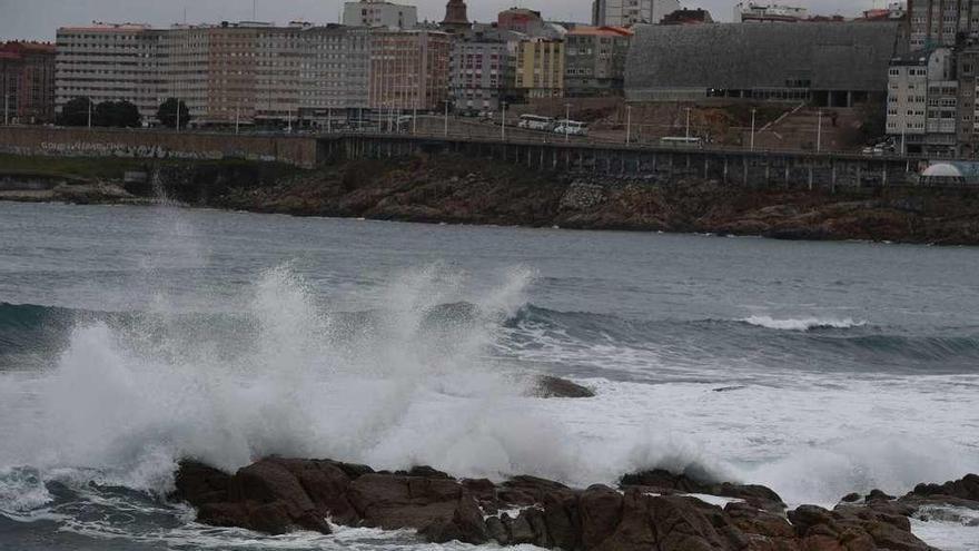 Las olas batieron ayer con fuerza en el Orzán.