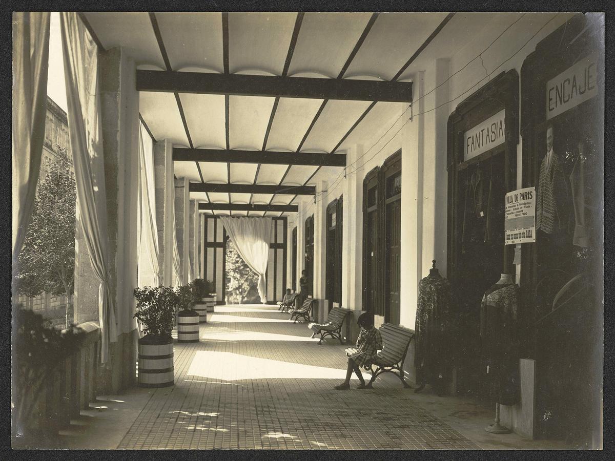 interior da galería comercial da Baranda, arredor de 1930.
