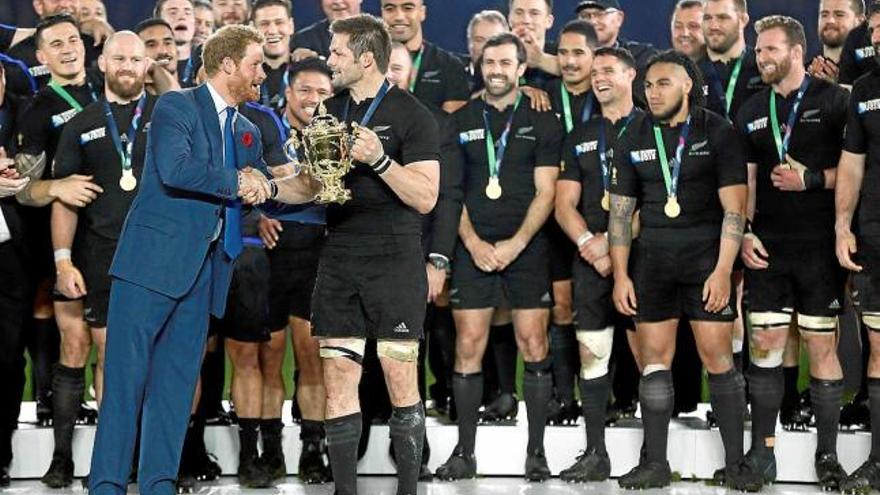El príncep Harry entrega el trofeu de campions al novazelandès Richie McCaw