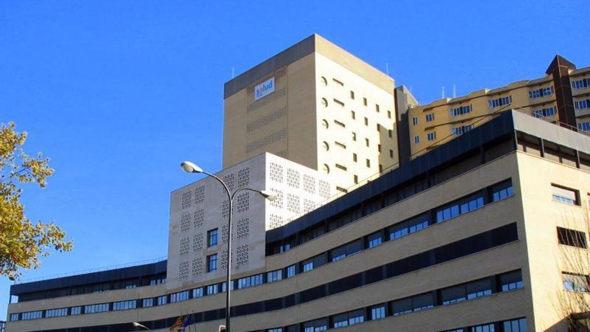 Fachada principal del hospital Clínico de Zaragoza.