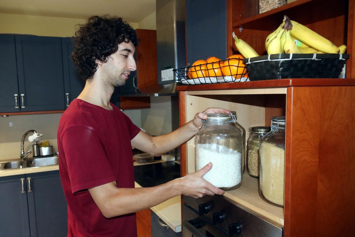 A l'hora de reduir deixalles, aquesta família de Girona aposta per comprar a granel i guardar els productes en pots de vidre a la cuina