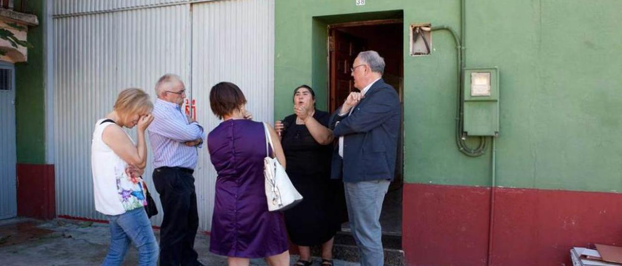 Manuela Sebastião, segunda por la derecha, dialogando con trabajadores municipales y el edil José Manuel Álvarez, ayer, a la puerta de su casa.