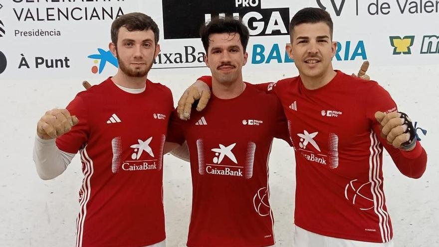 Montaner i els seus companys després de guanyar a Bellreguard