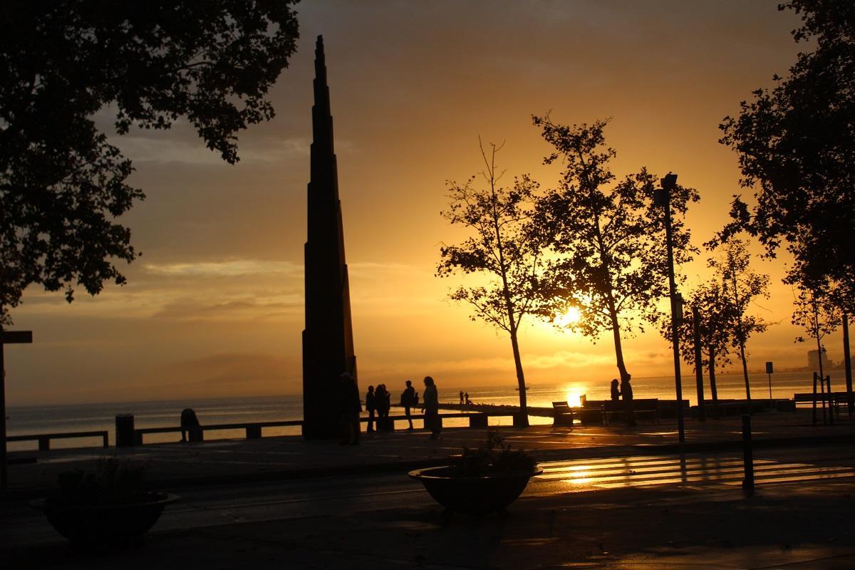 L'esculrura del Ziggurat de Narcís Costa en un contrallum de capvespre a Roses