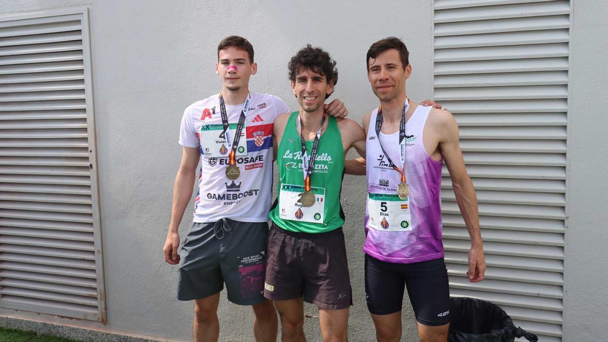 El ganador, Ruga, junto a los otros dos atletas que le acompañaron en el podio