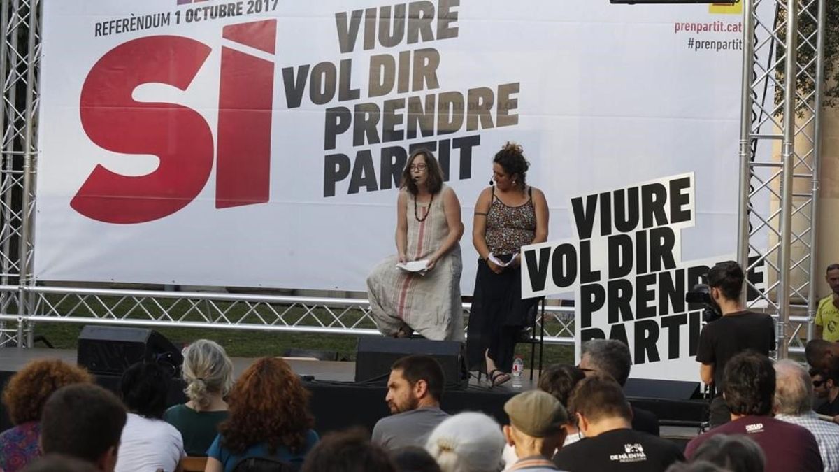 Eulàlia Reguant y Núria Gibert, en el inicio de la campaña de la CUP por el 'sí', en la plaza Orfila, en Sant Andreu.