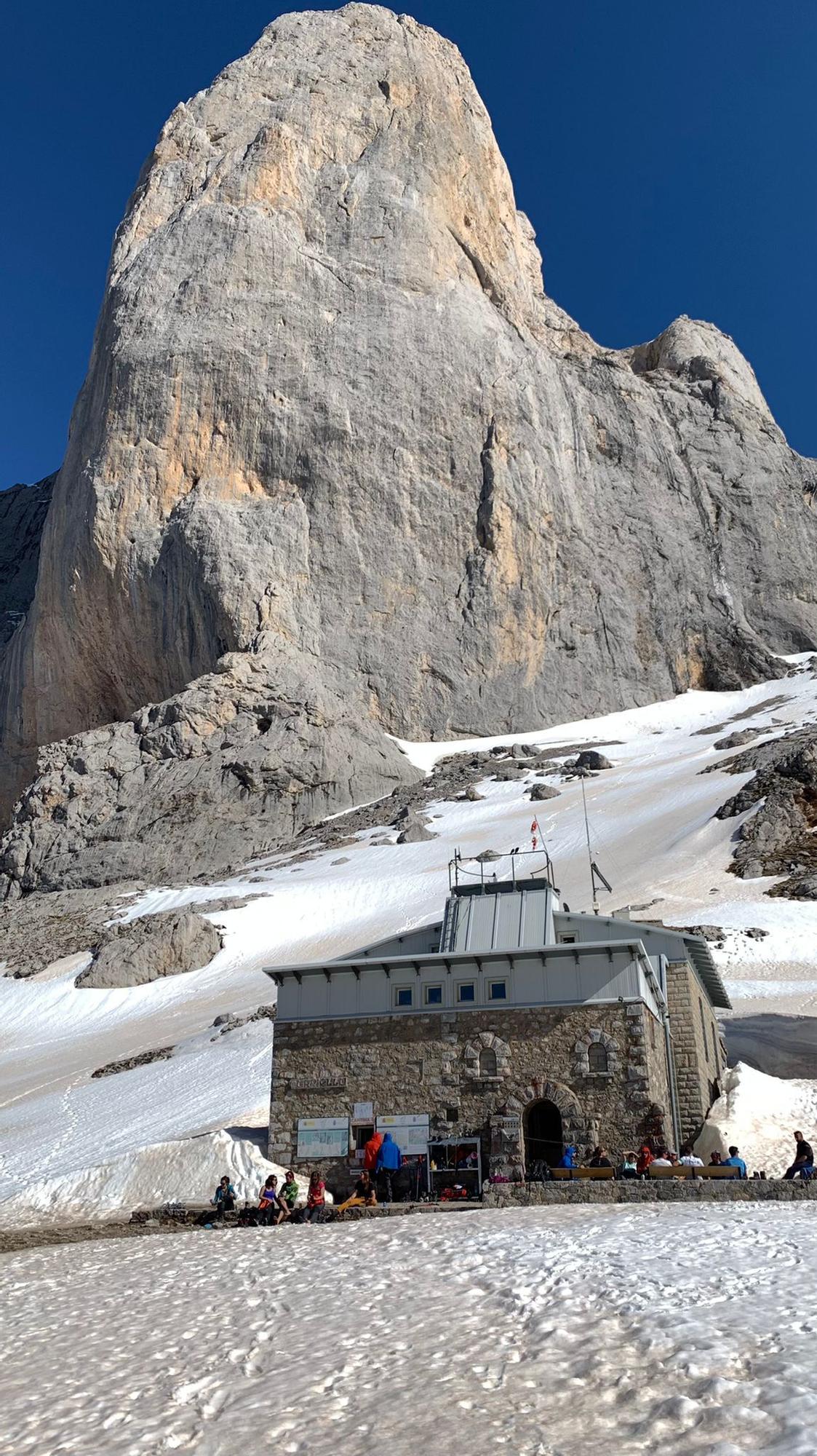 Refugios del Urriellu y Jou de los Cabrones tras la última nevada