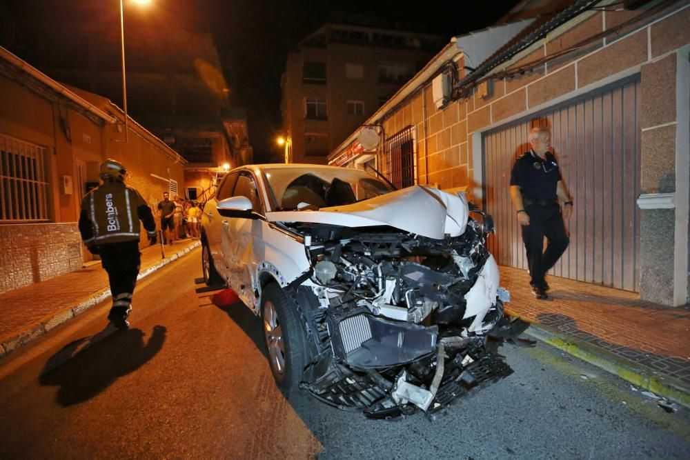 Dos coches se vieron implicados en un aparatoso accidente en la confluencia de las calles San Pascual con Hermanos Bazán en Torrevieja