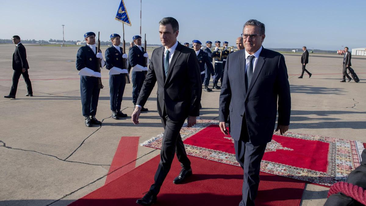El presidente del Gobierno, Pedro Sánchez, y el jefe de Gobierno del Reino de Marruecos, Aziz Akhannouch, al inicio de la cumbre entre España y Marruecos.