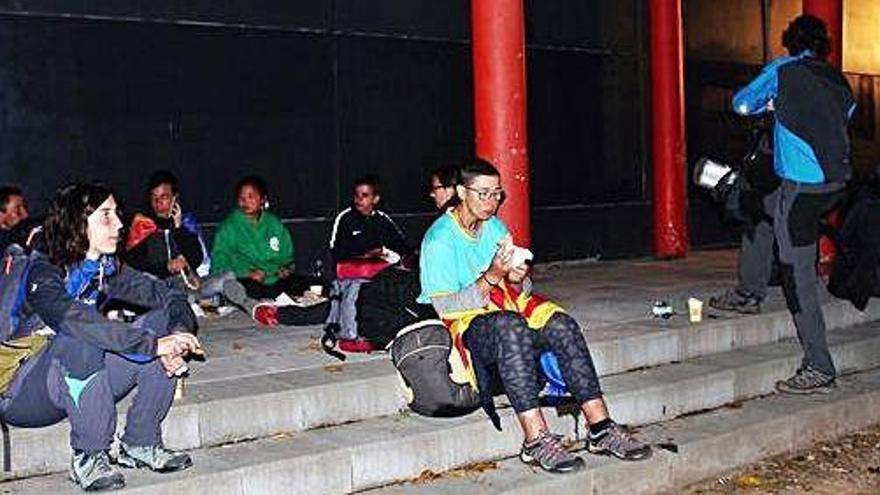 Participants en la marxa sopant al porxo del Complex Vell Congost, ahir a la nit