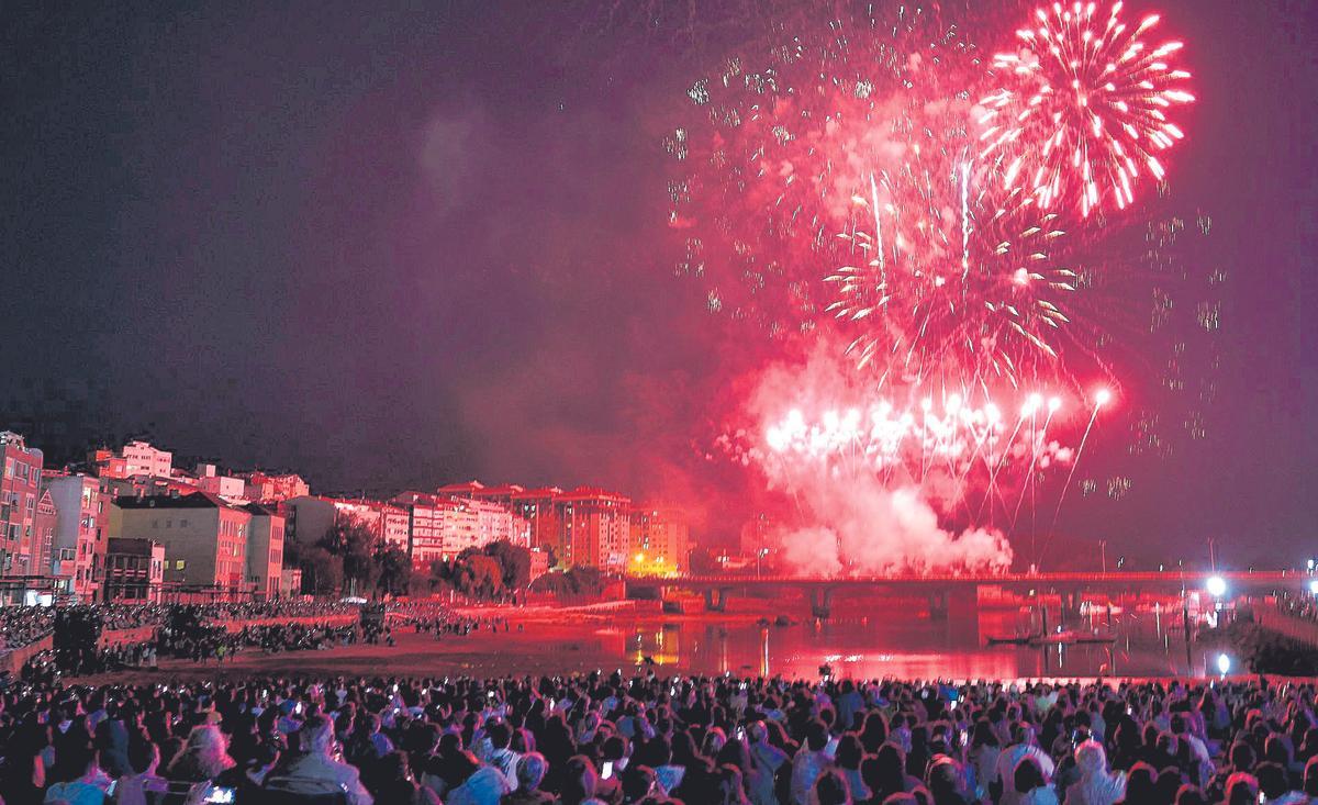 PUBLICO EN LA ENSENADA DE BOUZAS DISFRUTANDO DEL ESPECTACULO FESTIVAL POETICO - PIROMUSICAL "CIDADE DE VIGO - VILA DE BOUZAS", DONDE SE UTILIZARON 400 KILOS DE POLVORA Y 5.000 BOMBAS PARA CORONAR UN ESPECTACULO UNICO: FUEGO, MUSICA Y POESIA / FIESTAS DE BOUZAS 2023. FUEGOS. ESPECTACULO PIROTECNICO