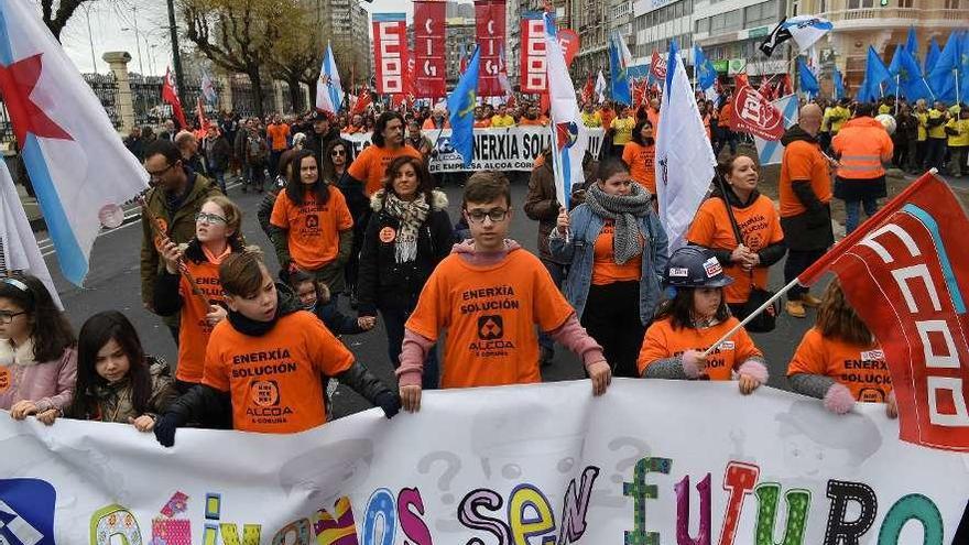 Un grupo de niños, al inicio de la manifestación, portando una pancarta.