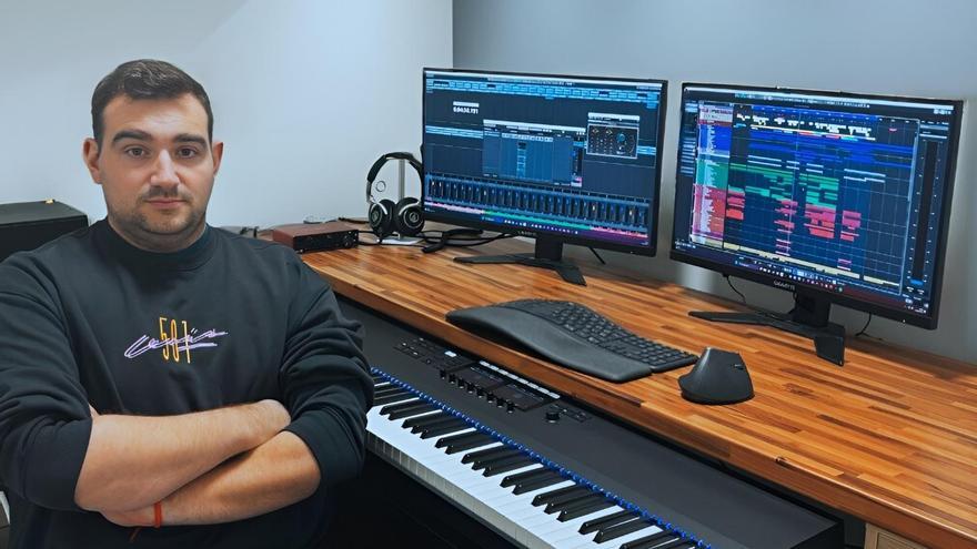 Rubén Meliá en su estudio componiendo.