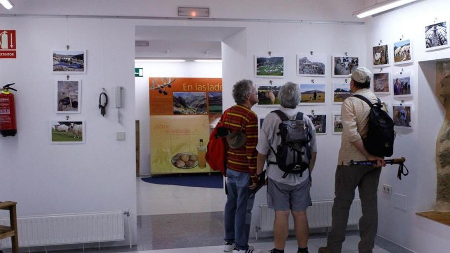 Turistas contemplan una muestra de fotografía en la Casa del Parque de Fermoselle