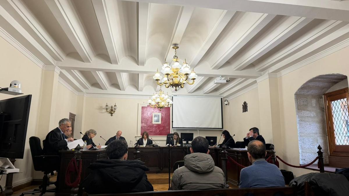 Los acusados, sentados en el banquillo poco antes de la suspensión del juicio.