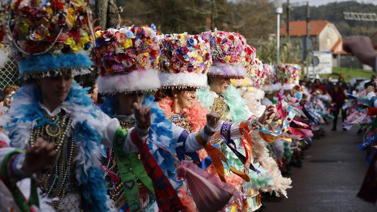 Madamas e Galáns exhiben el Entroido de Cobres