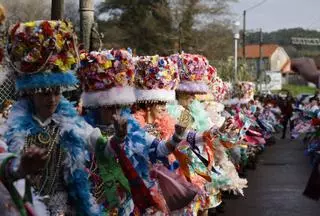 Madamas e Galáns exhiben el Entroido de Cobres