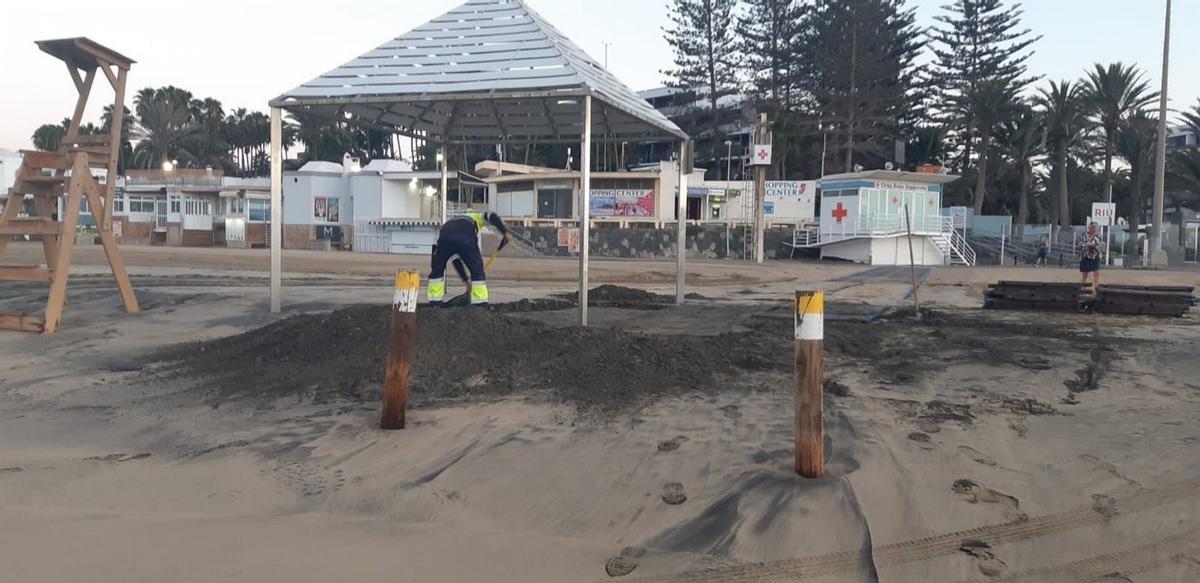 Imagen de las incidencias producidas por el fuerte oleaje en Maspalomas (San Bartolomé de Tirajana).