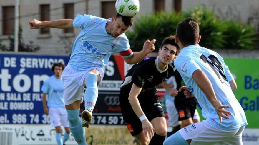 Un jugador del Villalonga despeja el balón en el partido de ayer ante el Barbadás. // Iñaki Abella