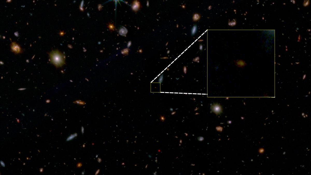 Imagen capturada por el telescopio James Webb donde se observa una galaxia primitiva que nació hace 13.000 millones de años.