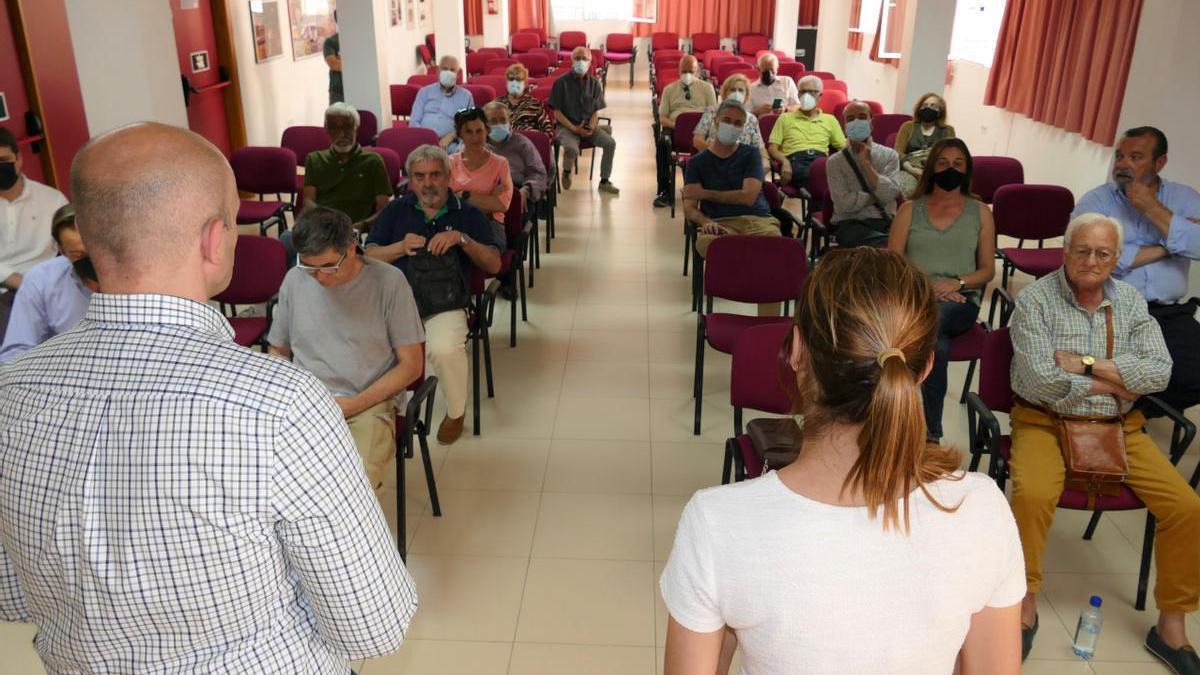 Imagen del encuentro entre los vecinos de Barriomar, la concejala de Movilidad Sostenible y Limpieza Viaria, Carmen Fructuoso, y el concejal de Gestión Económica y Seguridad Ciudadana, Enrique Lorca.