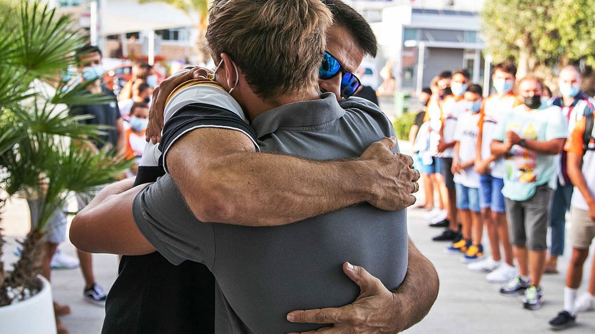 El joven piragüista ibicenco se funde en un abrazo con Eduardo Prendes, su entrenador, a su llegada al club sanantoniense. | FOTOS: ZOWY VOETEN