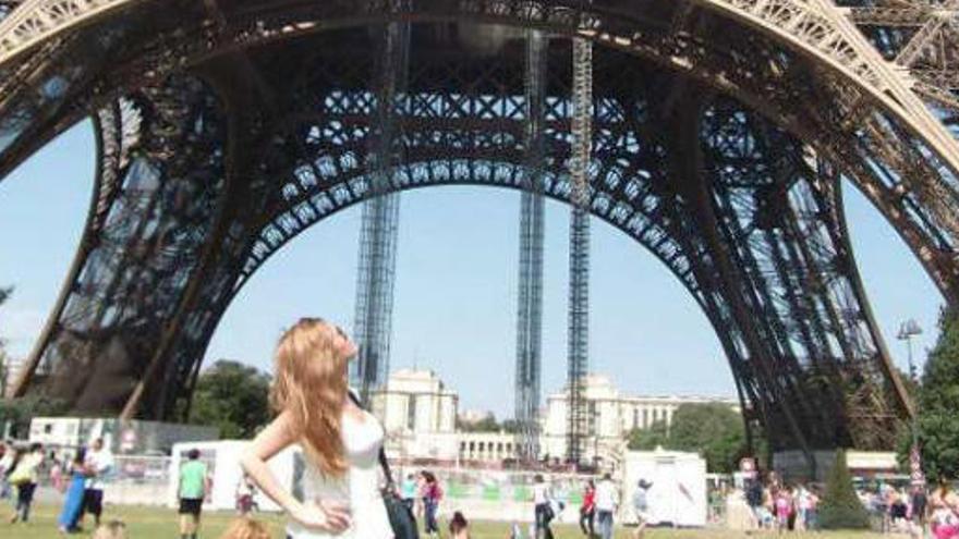 La joven, en una imagen tomada en la Torre Eiffel, en Paris, este verano.