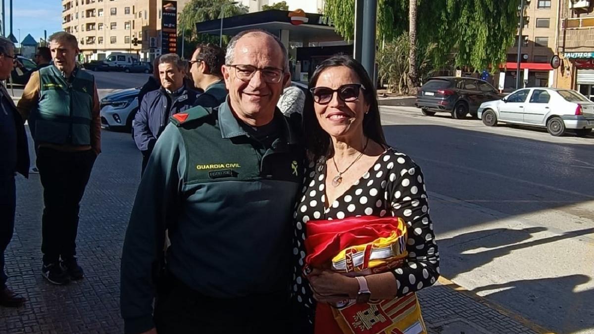 El Guardia Civil de Picassent junto a su mujer.