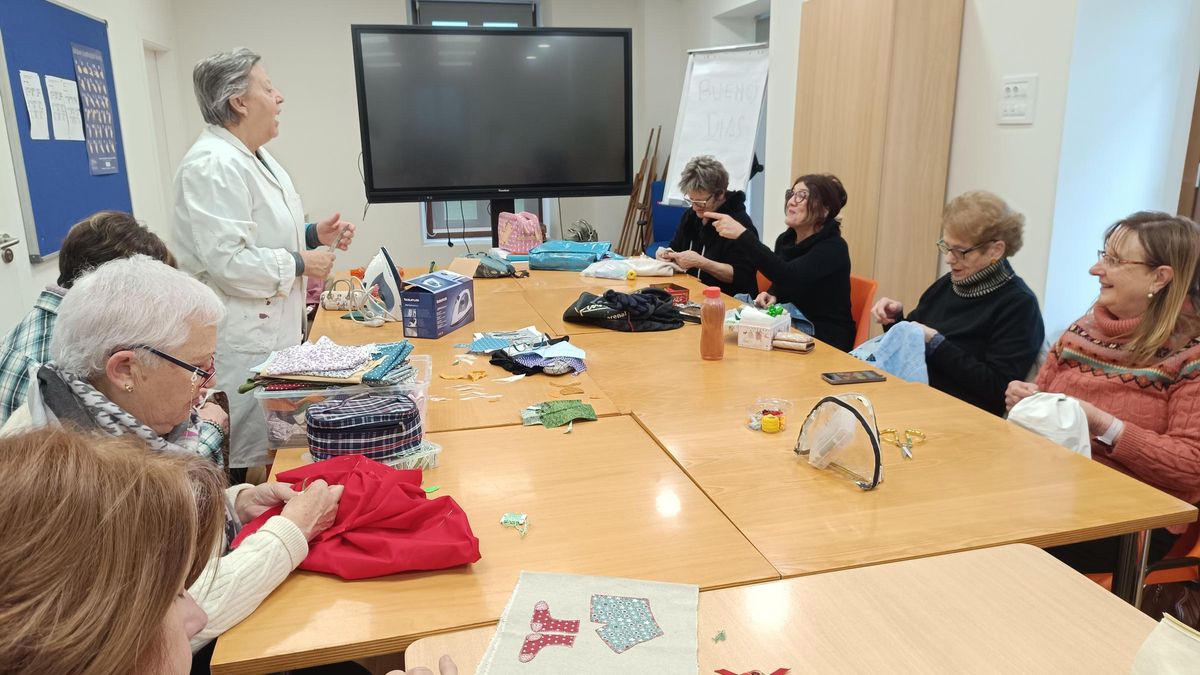 Asistentes al curso de manualidades que organiza la Concejalía de Cultura del Ayuntamiento de Llanera en la pasada edición.