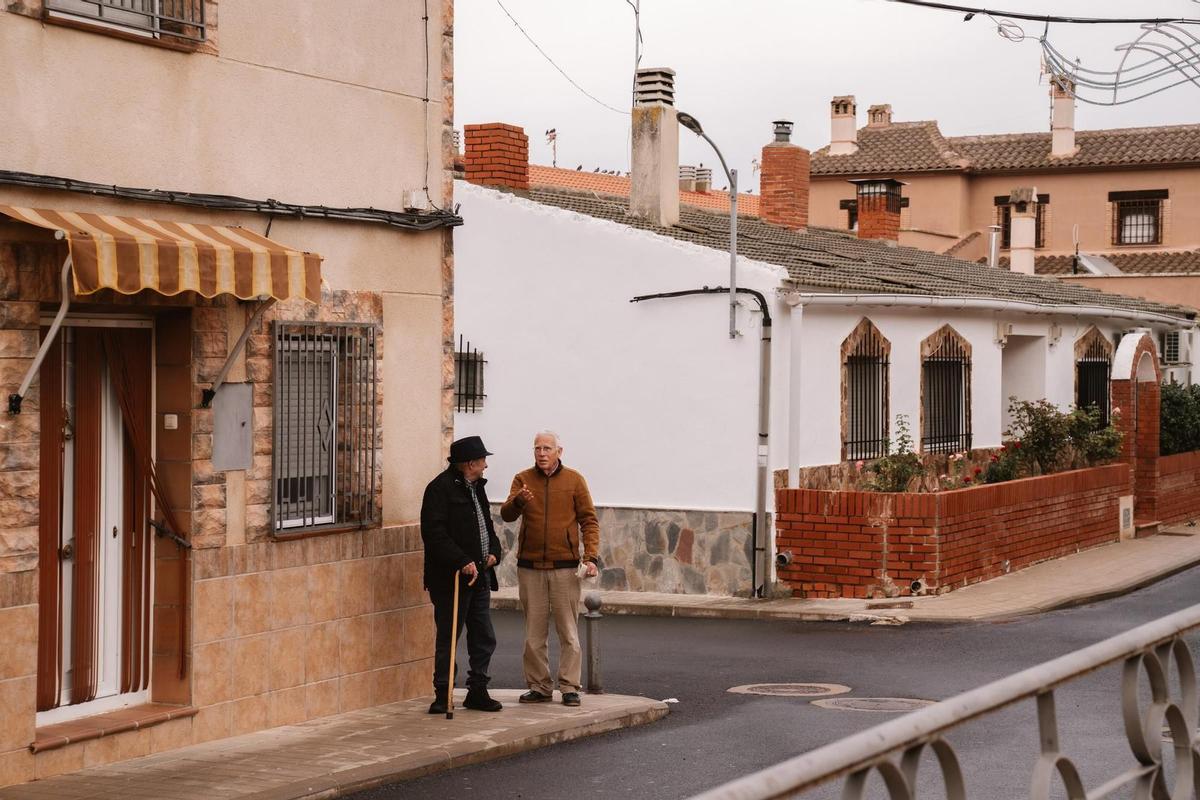 15.10.2024. Dos vecinos de Cañada de Calatrava, a apenas tres kilómetros del aeropuerto de Ciudad Real, charlan en la calle este martes.