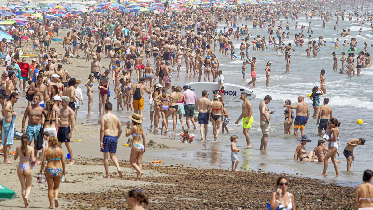 Aspecto de la playa de San Juan a primeros de este mes de julio