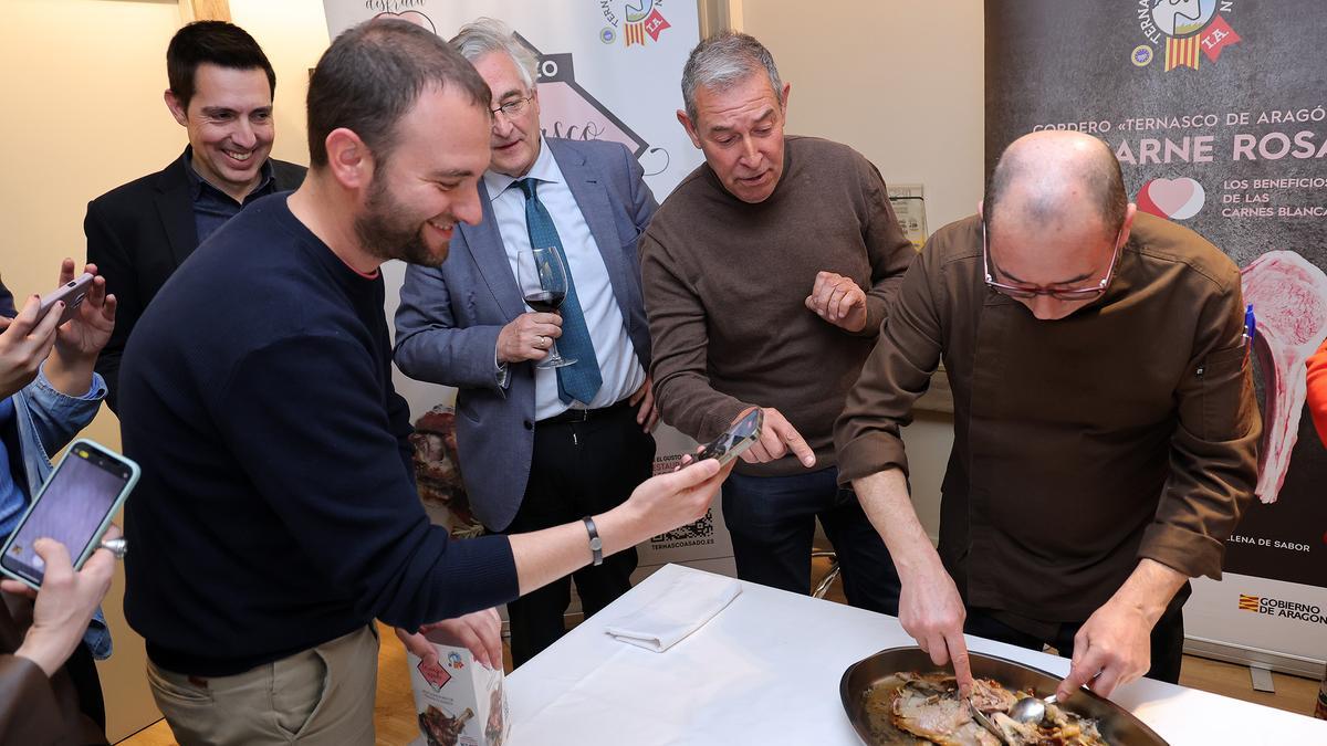 Miguel López, del restaurante Urola, deshuesa una paletilla de ternasco de Aragón, en la presentación de la campaña.
