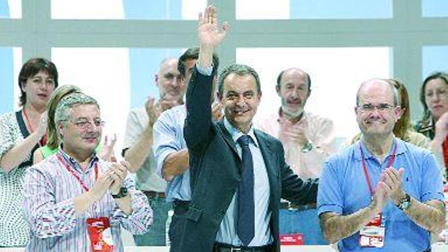 Zapatero, entre Blanco y Chaves, ayer en el congreso de los socialistas, en Madrid. / sergio barrenechea