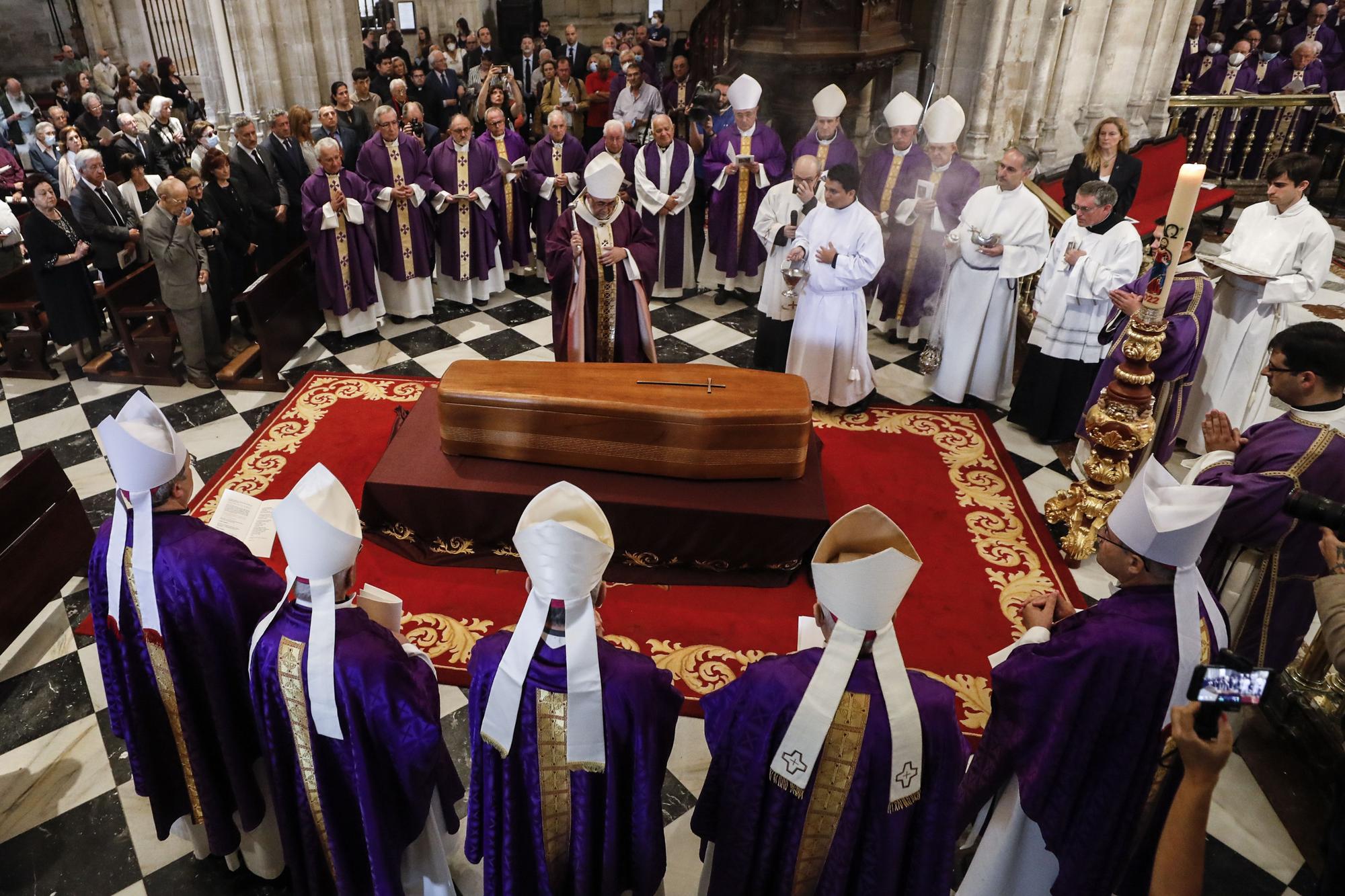 EN IMÁGENES: Asturias despide a Gabino Díaz Merchán en un multitudinario funeral en la Catedral de Oviedo