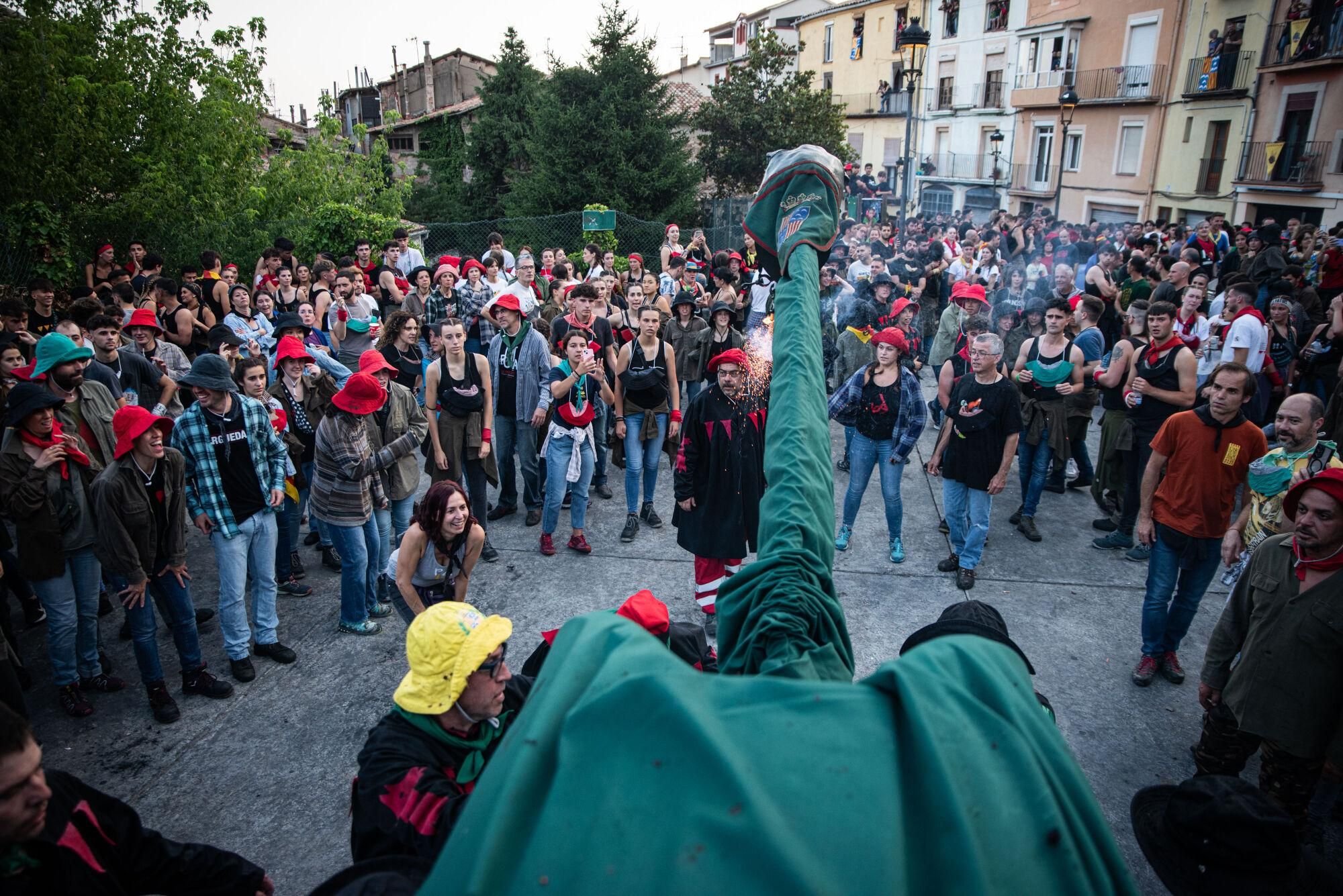 Les millors fotos dels primers salts del passacarrers de la Patum 2025